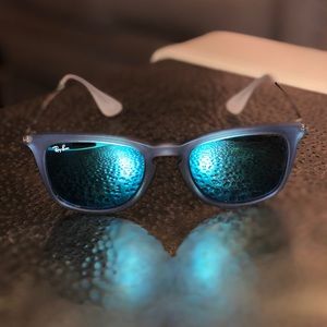 Ray Ban: Blue rim and blue lenses. RB 4221 6170/55